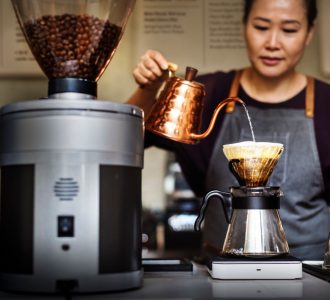 barista-drip-pouring-apron-cafe-brew-waiterss-PDHRC8U